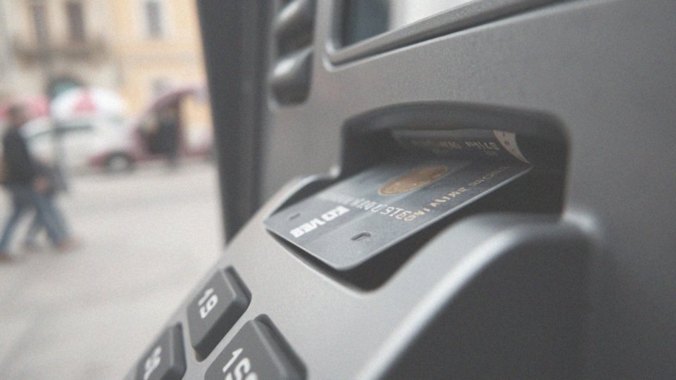 Jak uszkodzenia karty wpływają na transakcje w bankomacie?